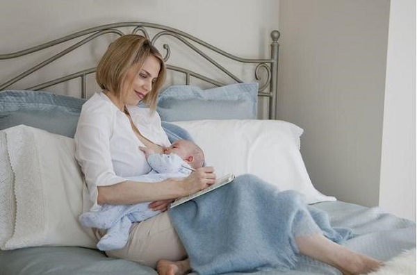 宝宝吃母乳时是一边吸15分钟还是两边吸15分钟?