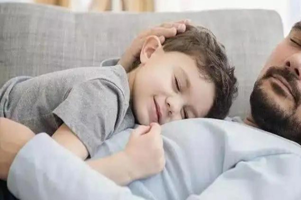 1个月的婴儿胀气一次趴着睡多久能缓解？